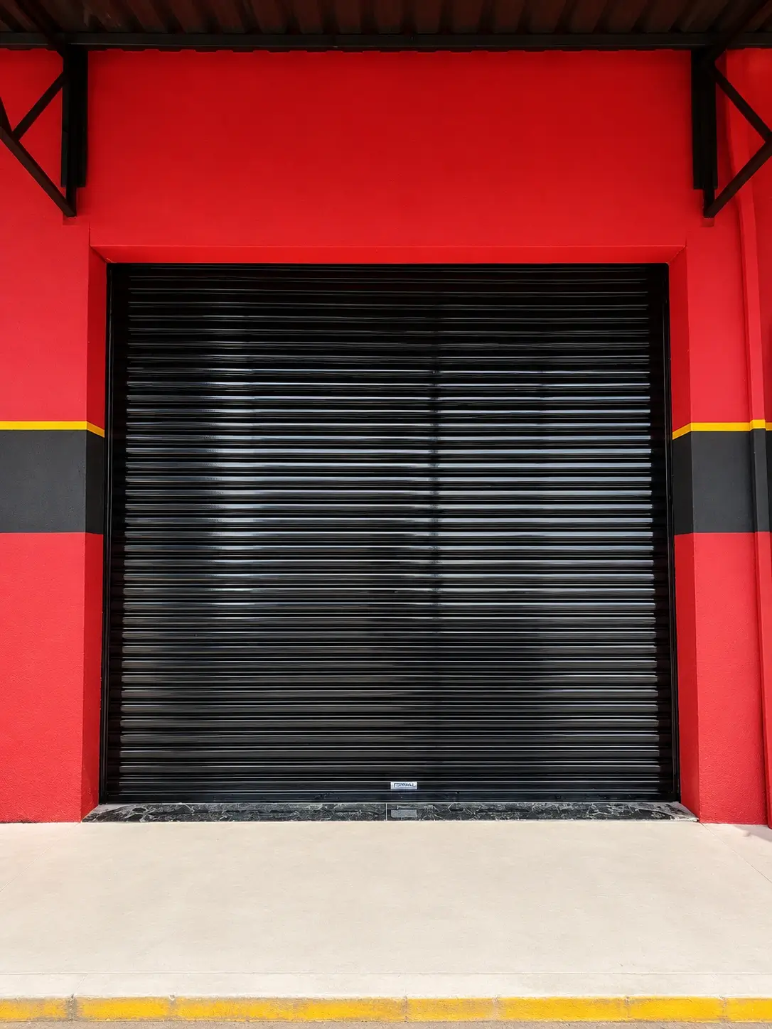 Acabamento em pintura eletrostática a pó de fábrica em porta comercial Euromatic