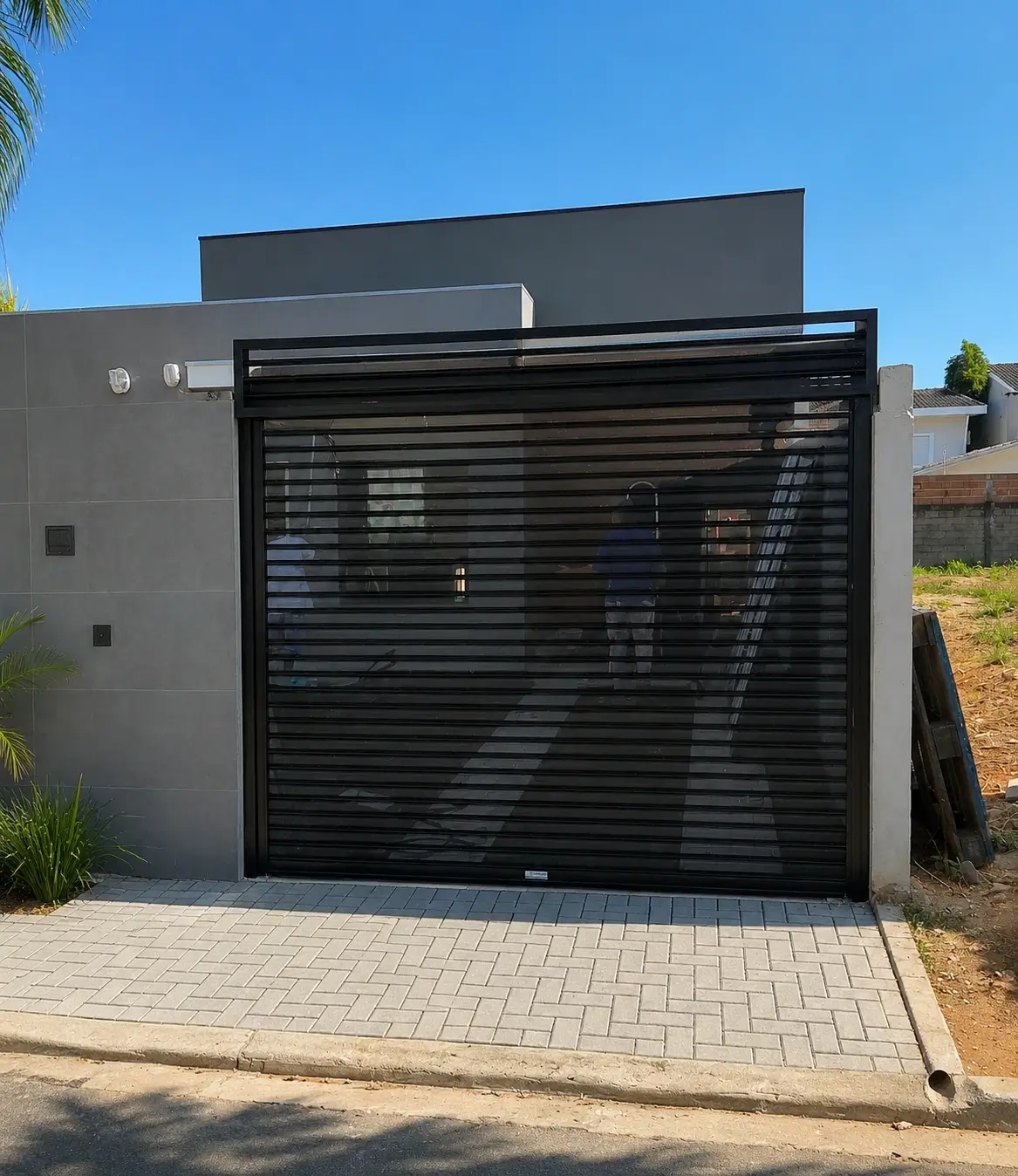 Fachada residencial moderna com porta de garagem automática Transvision